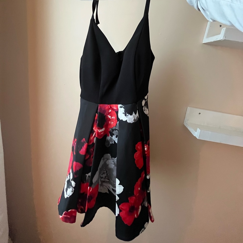 Macy’s Speechless Juniors Floral dress - Picture 2 of 4